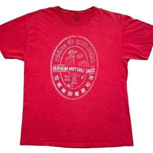 Huy Fong's Tuong Ot Sriracha Hot Chili Sauce Vietnamese Graphic t-shirt size L